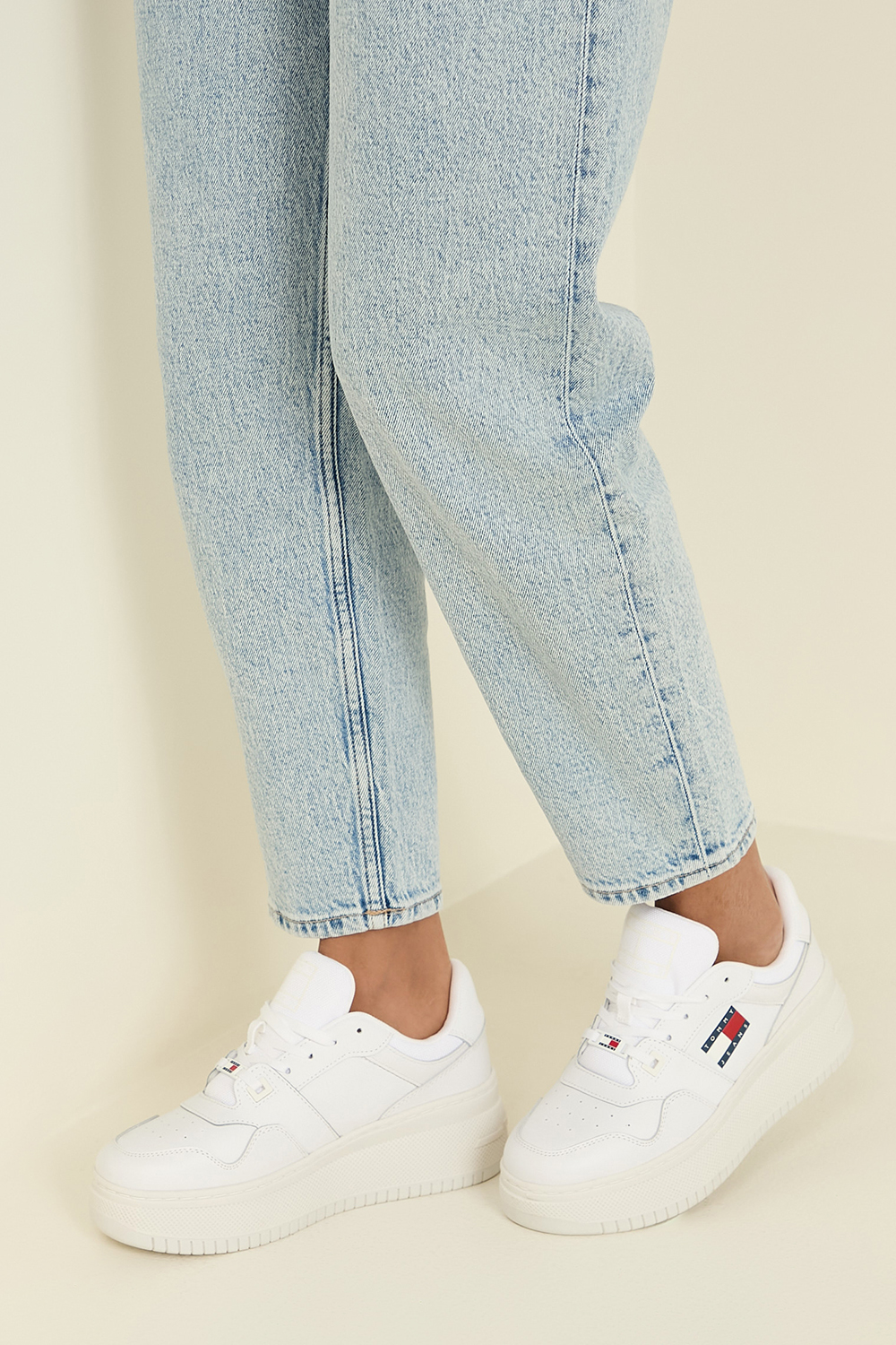 תמונת כל הלוק של נעלי סניקרס באסקט פלטפורמה